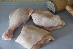 Жареная в муке курица с перцем на сковороде