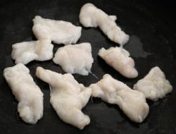 Жареная в муке курица с перцем на сковороде