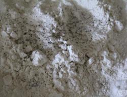 Жареная в муке курица с перцем на сковороде