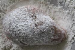 Жареная в муке курица с перцем на сковороде