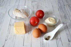 Салат грудка куриная, сыр и помидоры