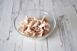 Салат грудка куриная, сыр и помидоры