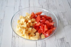 Салат грудка куриная, сыр и помидоры