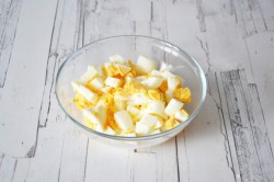 Салат грудка куриная, сыр и помидоры