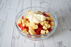 Салат грудка куриная, сыр и помидоры