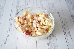 Салат грудка куриная, сыр и помидоры