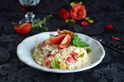 Салат грудка куриная, сыр и помидоры