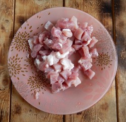 Куриное филе в сметанном соусе на сковороде - шаг 1 Куриное филе в сметанном соусе на сковороде - шаг 1