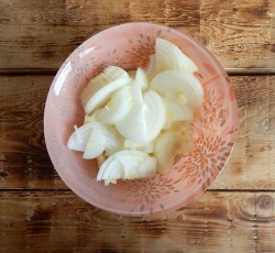 Куриное филе в сметанном соусе на сковороде - шаг 2 Куриное филе в сметанном соусе на сковороде - шаг 2