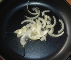 Куриное филе в сметанном соусе на сковороде - шаг 3 Куриное филе в сметанном соусе на сковороде - шаг 3