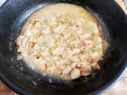 Куриное филе в сметанном соусе на сковороде - шаг 5 Куриное филе в сметанном соусе на сковороде - шаг 5