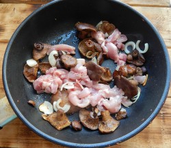 название картинки Куриное филе с грибами на сковороде в сливках