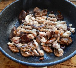 название картинки Куриное филе с грибами на сковороде в сливках