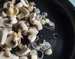 название картинки Куриное филе с шампиньонами в духовке