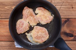 Куриное филе в кляре на сковороде