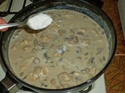 название картинки Куриное филе в сметанном соусе на сковороде с грибами