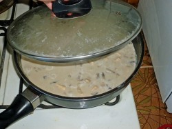 название картинки Куриное филе в сметанном соусе на сковороде с грибами