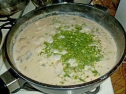 название картинки Куриное филе в сметанном соусе на сковороде с грибами