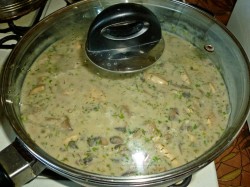 название картинки Куриное филе в сметанном соусе на сковороде с грибами
