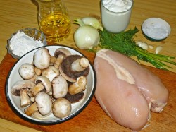 название картинки Куриное филе в сметанном соусе на сковороде с грибами