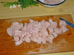 название картинки Куриное филе в сметанном соусе на сковороде с грибами