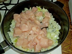 название картинки Куриное филе в сметанном соусе на сковороде с грибами
