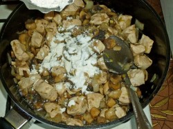 название картинки Куриное филе в сметанном соусе на сковороде с грибами