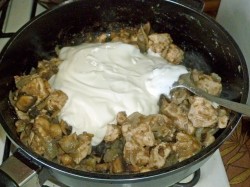 название картинки Куриное филе в сметанном соусе на сковороде с грибами