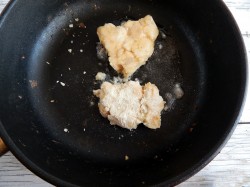 Куриное филе в сухарях на сковороде