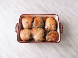 название картинки Курица с картошкой, луком и морковью в духовке