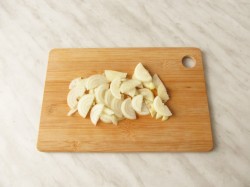 название картинки Курица с картошкой, луком и морковью в духовке