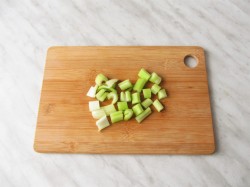 название картинки Курица с картошкой, луком и морковью в духовке