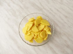 название картинки Курица с картошкой, луком и морковью в духовке