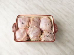 название картинки Курица с картошкой, луком и морковью в духовке