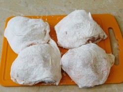 Куриные бедра на сковороде