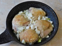 Куриные бедра на сковороде