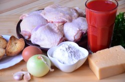 Куриные бедра с томатным соусом и сыром в духовке