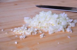 Куриные бедра с томатным соусом и сыром в духовке