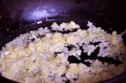 Куриные бедра с томатным соусом и сыром в духовке