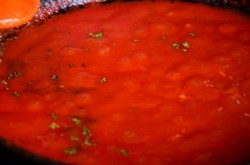 Куриные бедра с томатным соусом и сыром в духовке