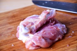 Куриные бедра с томатным соусом и сыром в духовке