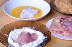 Куриные бедра с томатным соусом и сыром в духовке