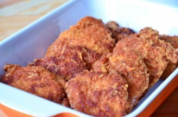 Куриные бедра с томатным соусом и сыром в духовке