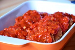 Куриные бедра с томатным соусом и сыром в духовке