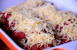 Куриные бедра с томатным соусом и сыром в духовке