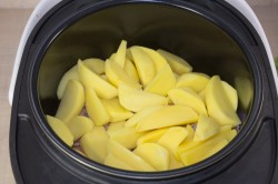 название картинки Куриные бедрышки в мультиварке с картошкой