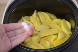 название картинки Куриные бедрышки в мультиварке с картошкой