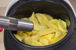 название картинки Куриные бедрышки в мультиварке с картошкой