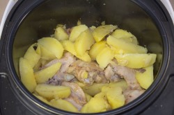 название картинки Куриные бедрышки в мультиварке с картошкой