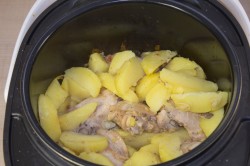 название картинки Куриные бедрышки в мультиварке с картошкой